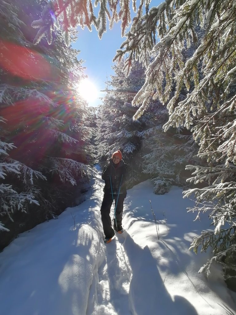 Teilnehmerin im Winterwald bei er Wintertrekkingtour im Harz - mehr dazu im Blogbeitrag