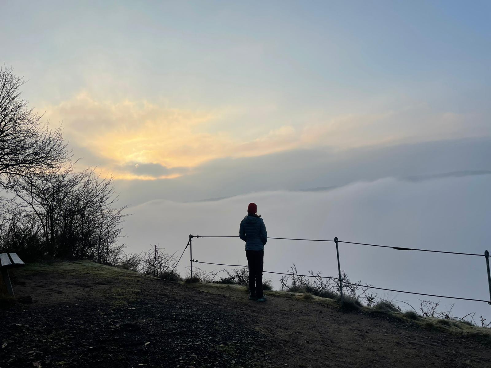 Sonnenaufgang über dem Wolkenmeer beim Trekking auf dem Moselsteig – jetzt mehr lesen im Blogbeitrag von Roaming for roots